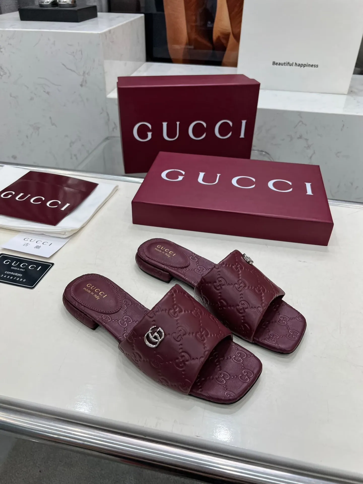 👟👟Ex-factory price 440👟👟 Women's Shoes Women's Clothing Gucci Double G slippers, a fashionable, high-end and full of personality✅ Very stable, comfortable and durable for daily use, convenient and unique for daily matching, a must-have classic for summer, the upper is made of GUCCI 3D embossed, genuine leather outsole Fabric: cowhide Lining/foot pads: sheepskin Color: black, white, brown, burgundy Code number: 35-42 (41 and 42 need to be customized) Packaging: Comes with cloth bag and card.